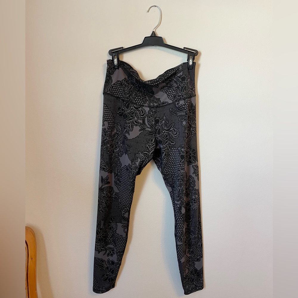 Nike Black and Gray Dri-FIT Floral Pattern Leggings - Size L